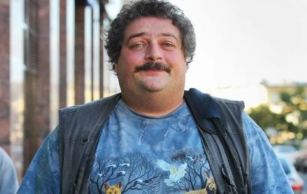 Tanınmış rusiyalı yazıçının təyyarədə halı pisləşdi